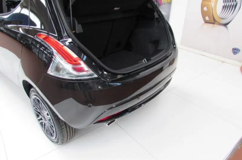 Lancia Ypsilon usata a Milano (15)