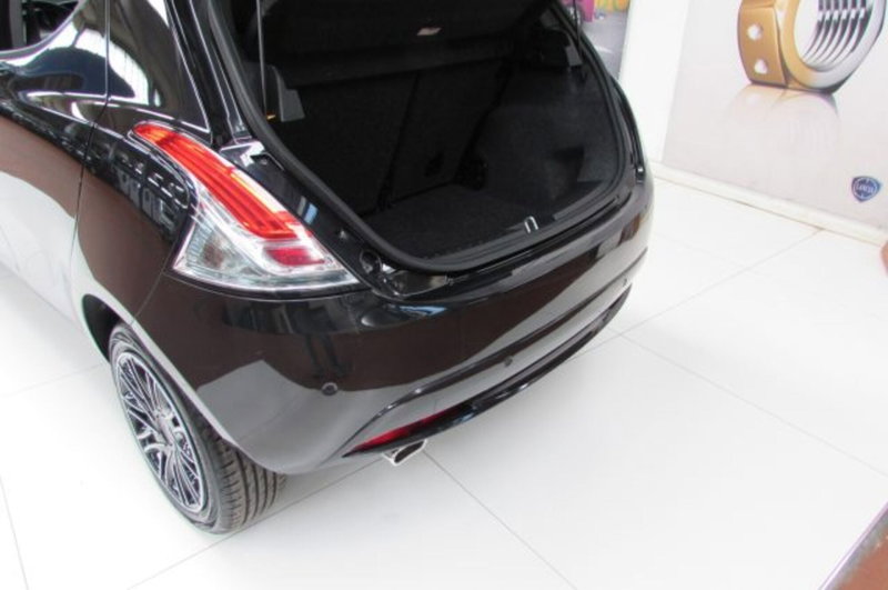 Lancia Ypsilon usata a Milano (15)