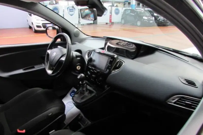 Lancia Ypsilon usata a Milano (16)