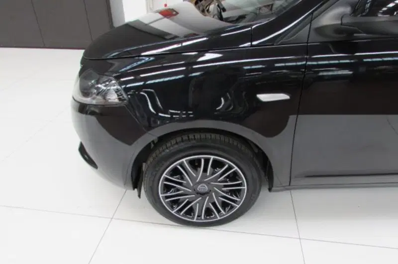Lancia Ypsilon usata a Milano (5)