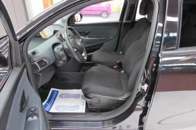 Lancia Ypsilon usata a Milano (6)