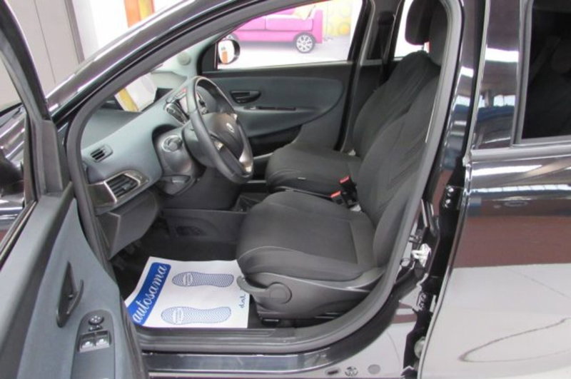 Lancia Ypsilon usata a Milano (6)