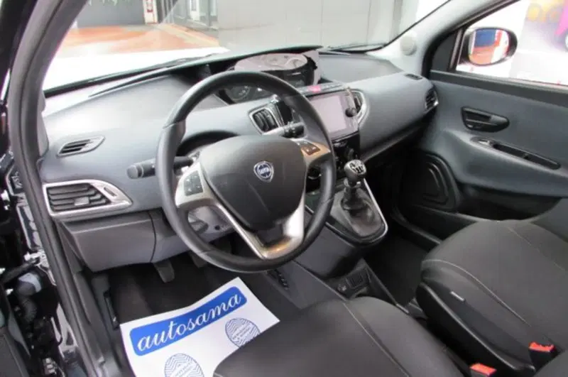 Lancia Ypsilon usata a Milano (7)