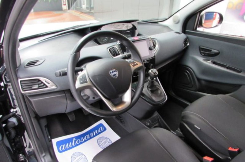 Lancia Ypsilon usata a Milano (7)