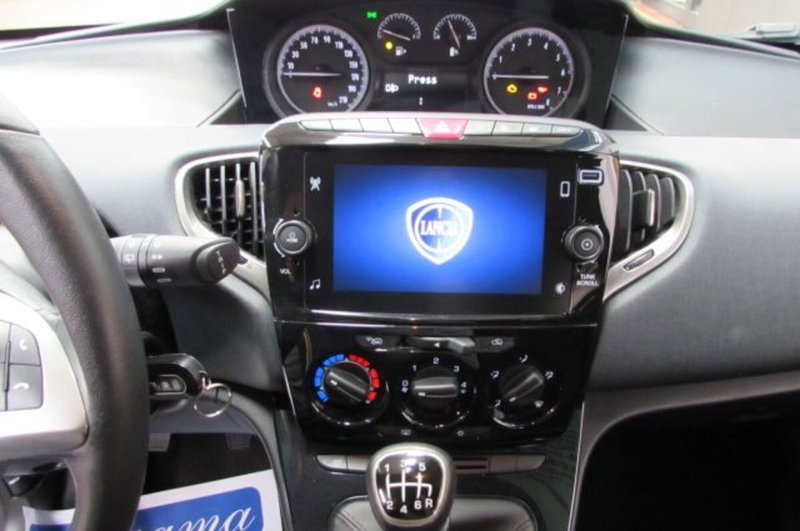 Lancia Ypsilon usata a Milano (8)