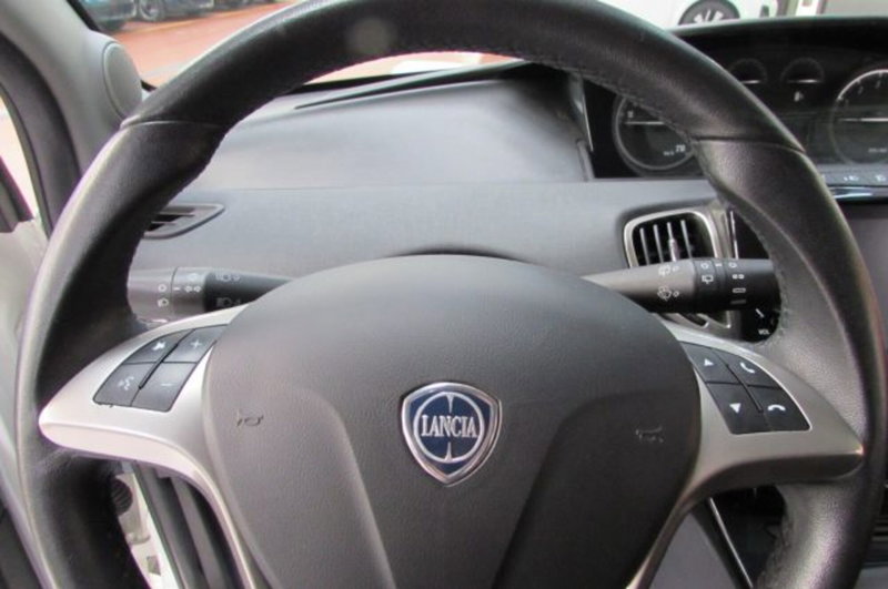 Lancia Ypsilon usata a Milano (11)