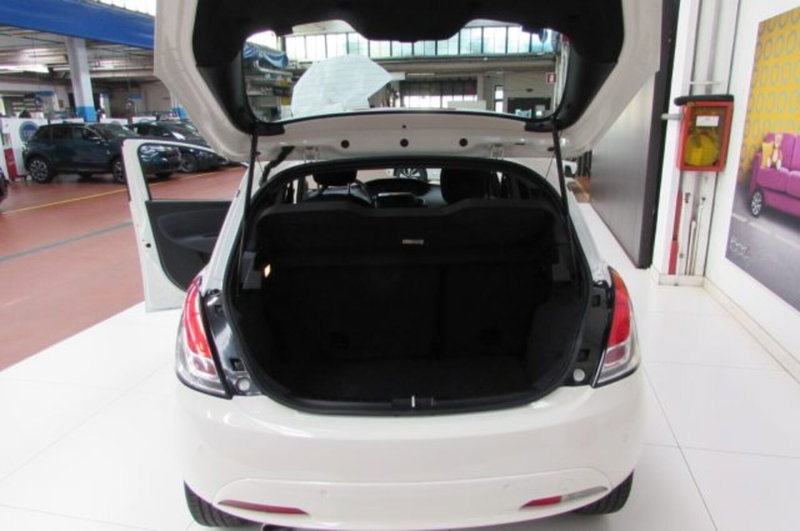 Lancia Ypsilon usata a Milano (13)