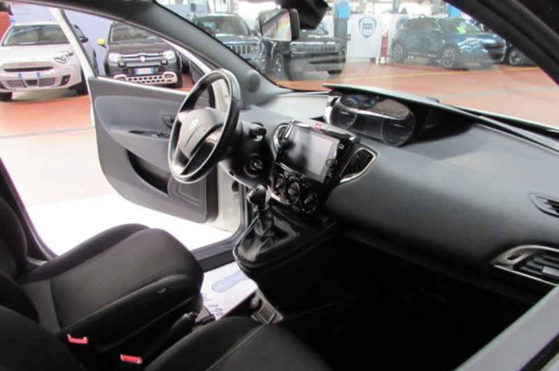 Lancia Ypsilon usata a Milano (15)