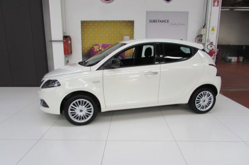 Lancia Ypsilon usata a Milano (4)