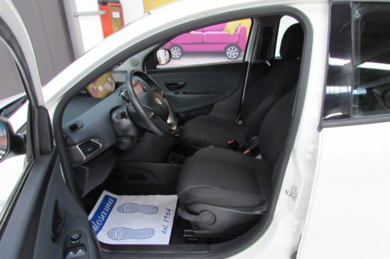 Lancia Ypsilon usata a Milano (6)