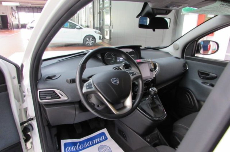 Lancia Ypsilon usata a Milano (7)