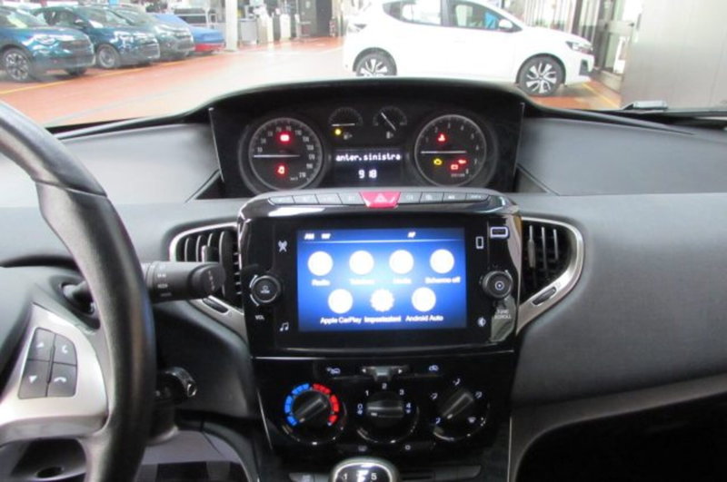 Lancia Ypsilon usata a Milano (8)