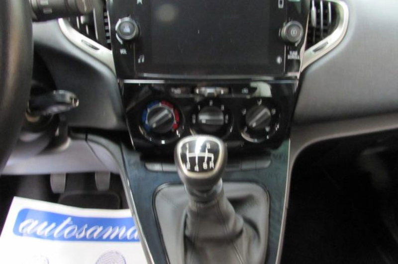 Lancia Ypsilon usata a Milano (9)