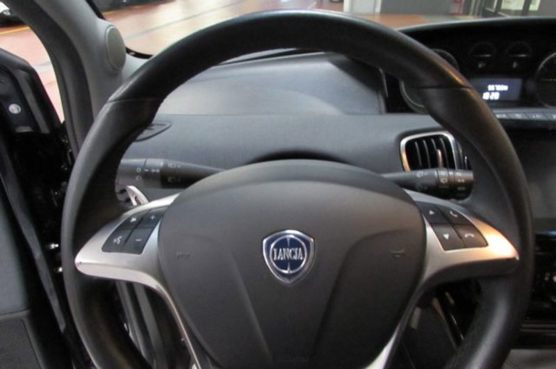 Lancia Ypsilon usata a Milano (11)