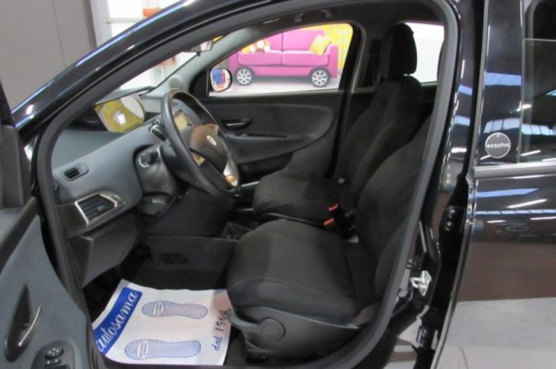 Lancia Ypsilon usata a Milano (6)