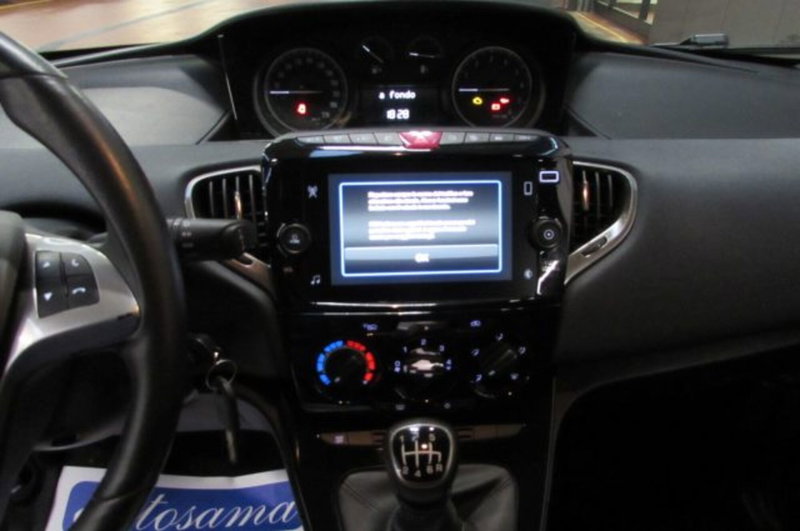 Lancia Ypsilon usata a Milano (7)