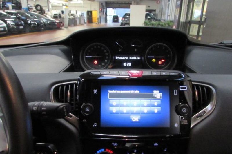 Lancia Ypsilon usata a Milano (8)