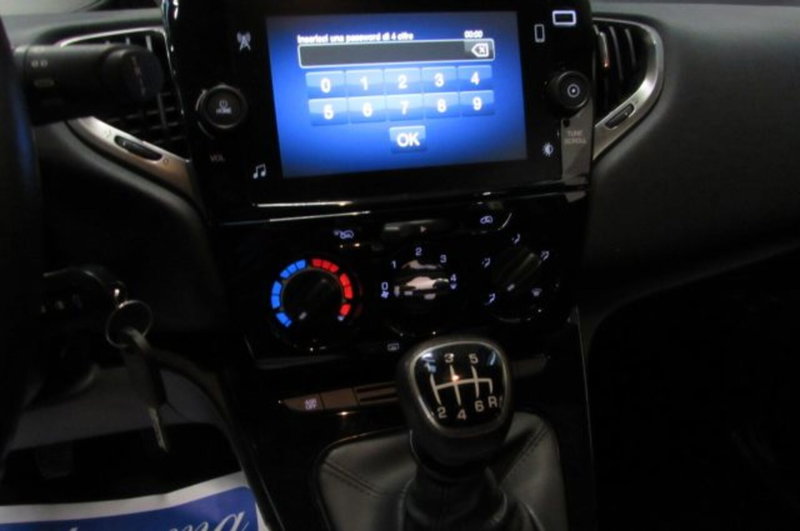 Lancia Ypsilon usata a Milano (9)