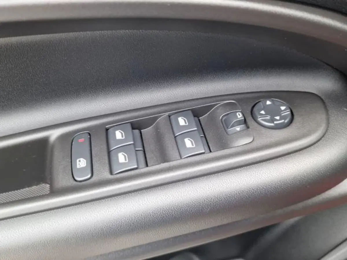 Jeep Avenger usata a Salerno (19)