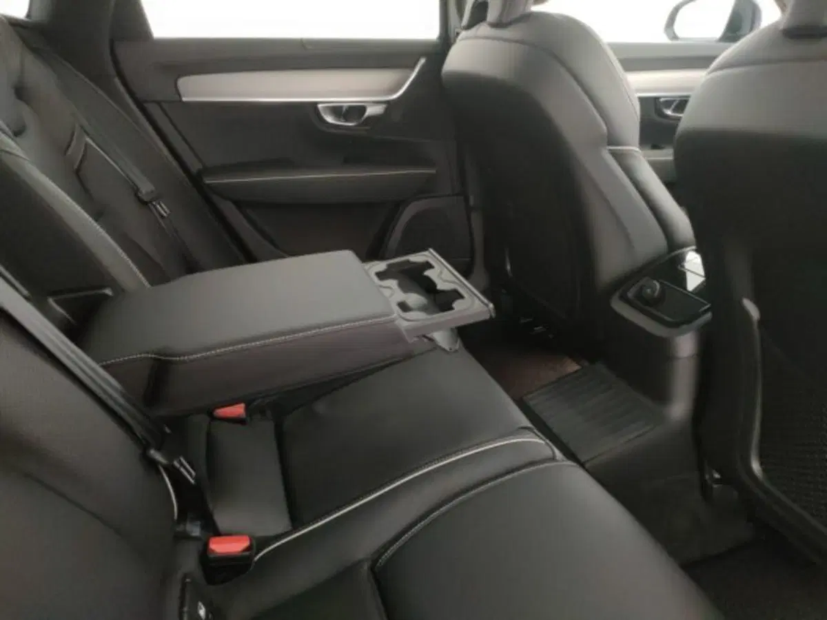 Volvo V90 nuova a Modena (9)