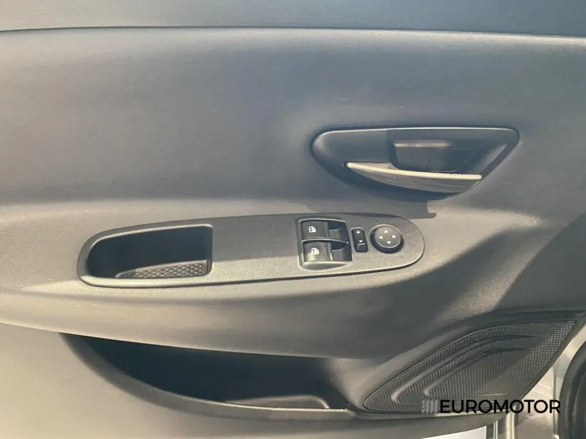 Lancia Ypsilon usata a Bari (11)