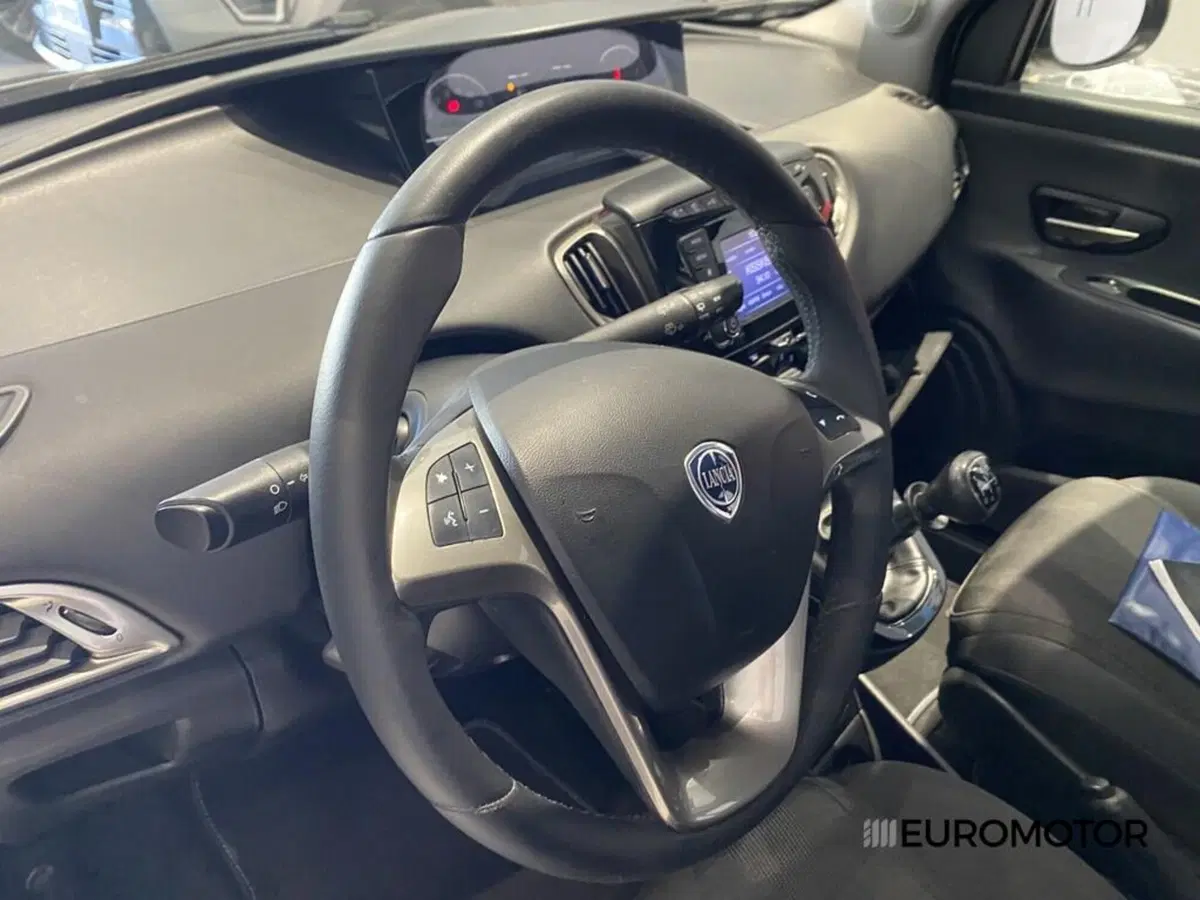 Lancia Ypsilon usata a Bari (12)