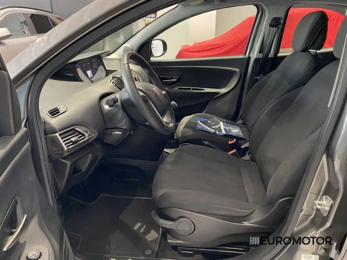 Lancia Ypsilon usata a Bari (13)