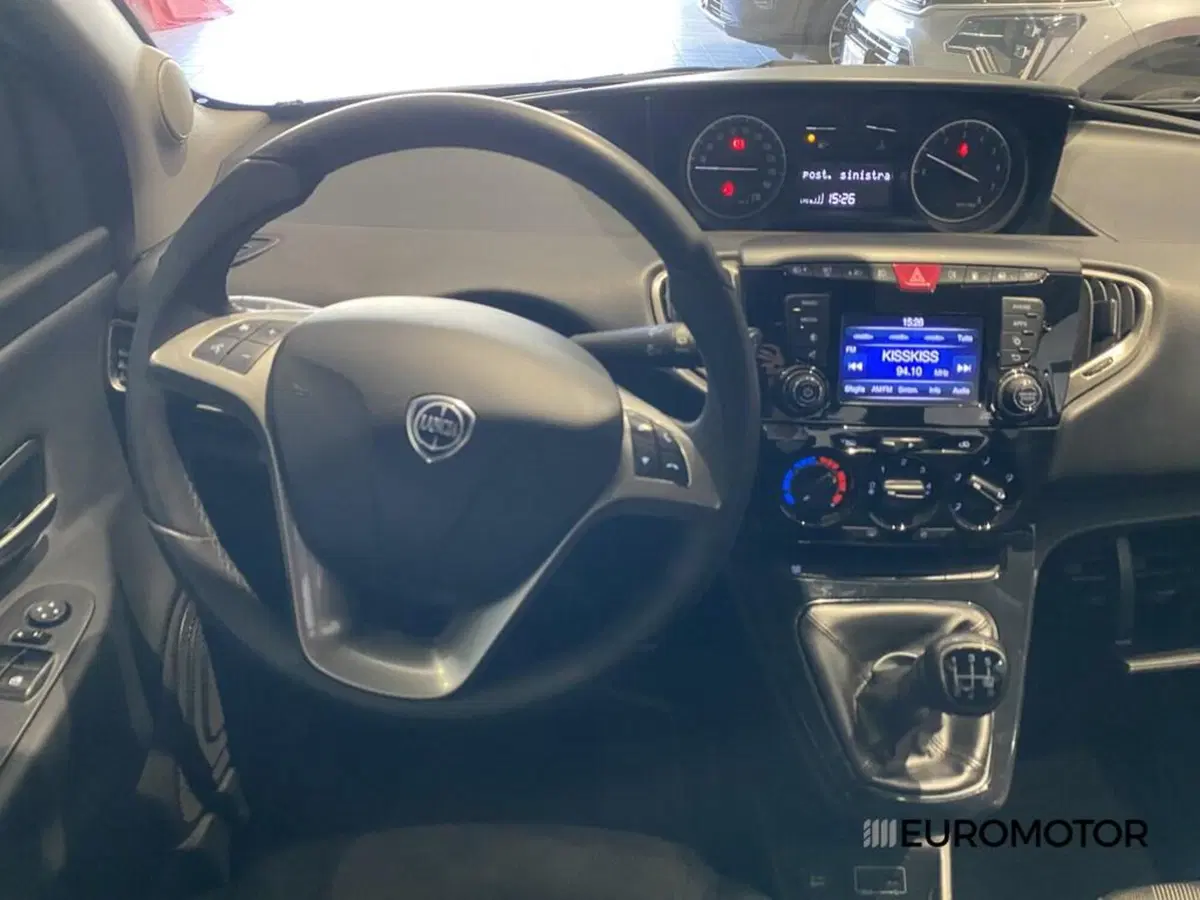 Lancia Ypsilon usata a Bari (15)