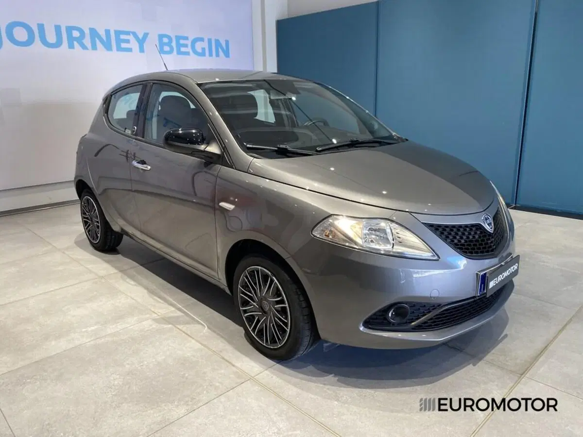 Lancia Ypsilon usata a Bari (3)