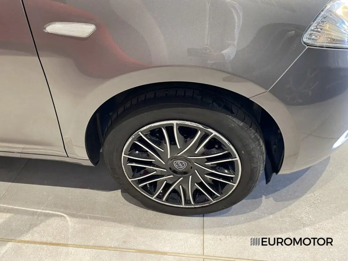 Lancia Ypsilon usata a Bari (4)