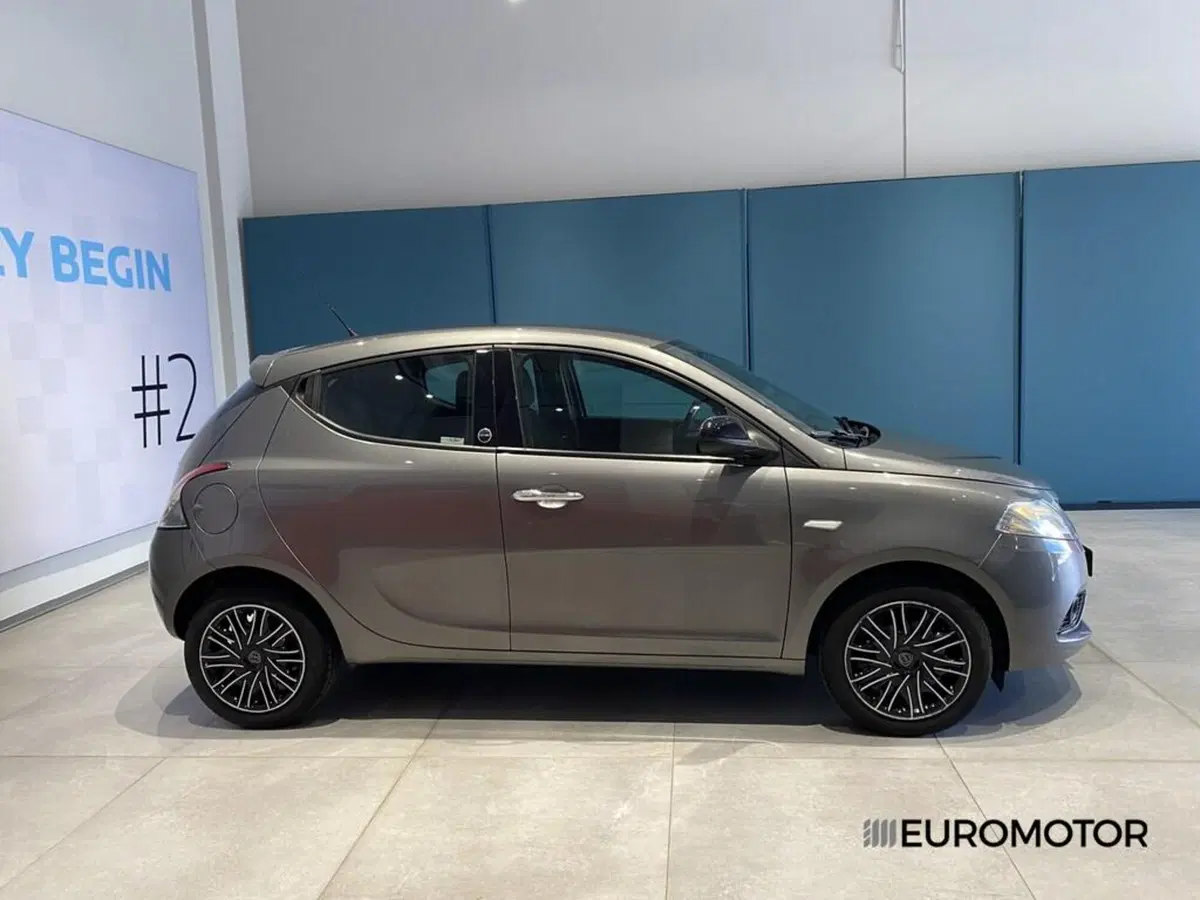 Lancia Ypsilon usata a Bari (5)