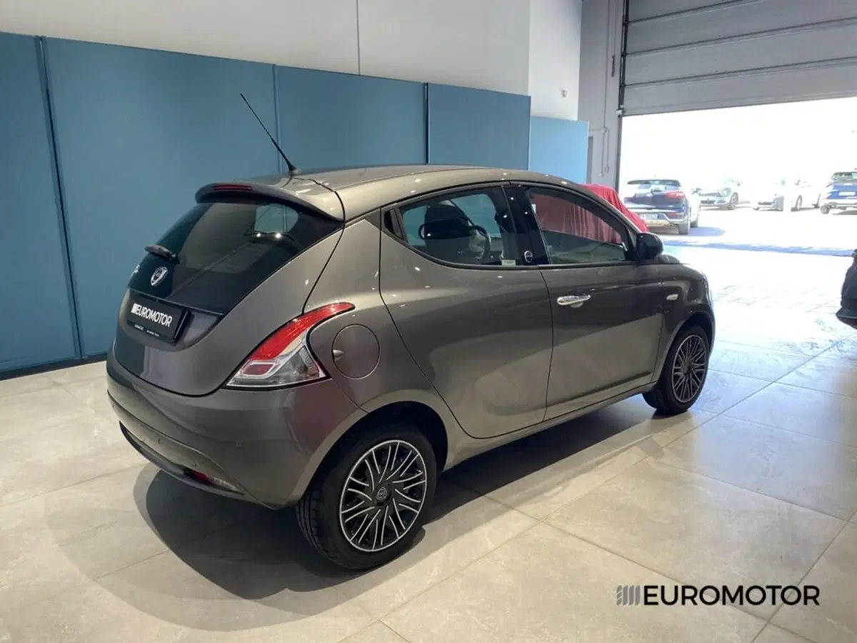 Lancia Ypsilon usata a Bari (6)
