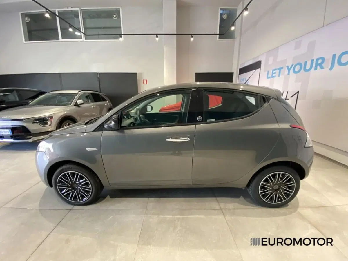 Lancia Ypsilon usata a Bari (9)