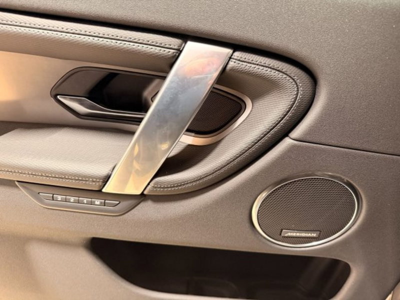 Land Rover Discovery Sport nuova a Siena (12)