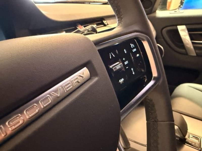 Land Rover Discovery Sport nuova a Siena (13)
