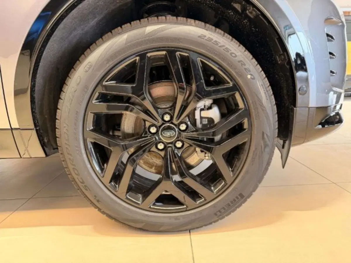 Land Rover Discovery Sport nuova a Siena (8)