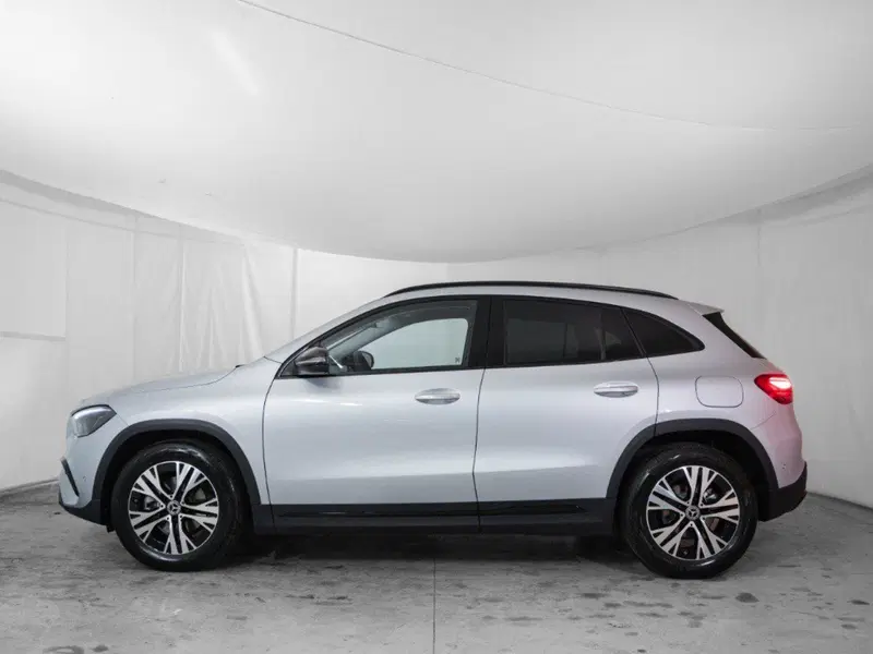 Mercedes-Benz GLA SUV nuova a Macerata (2)