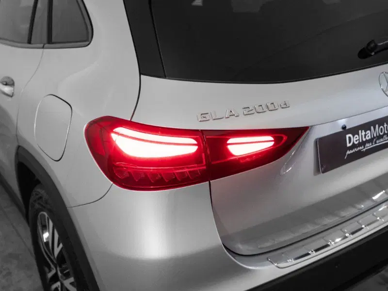 Mercedes-Benz GLA SUV nuova a Macerata (8)