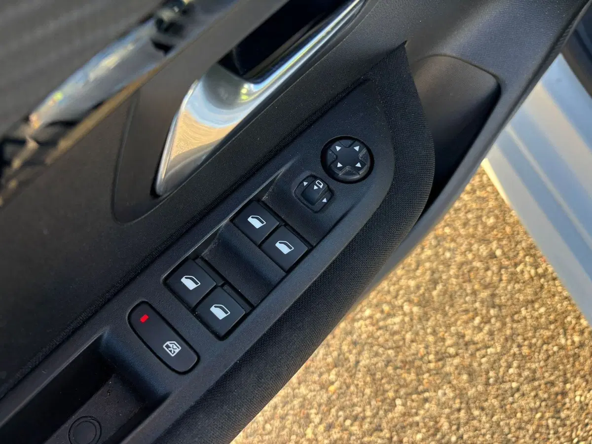 Peugeot 208 usata a Vercelli (9)