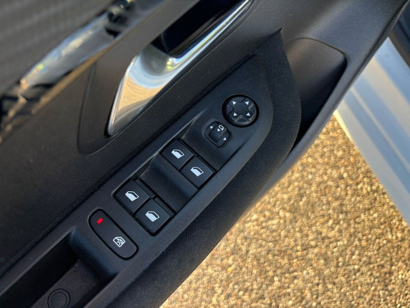 Peugeot 208 usata a Vercelli (9)