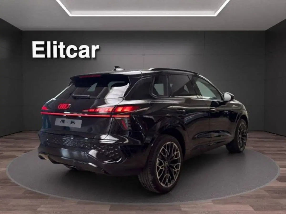 Audi Q3 Sportback nuova a Novara (9)