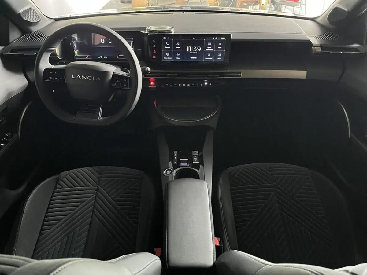 Lancia Ypsilon nuova a Sondrio (11)