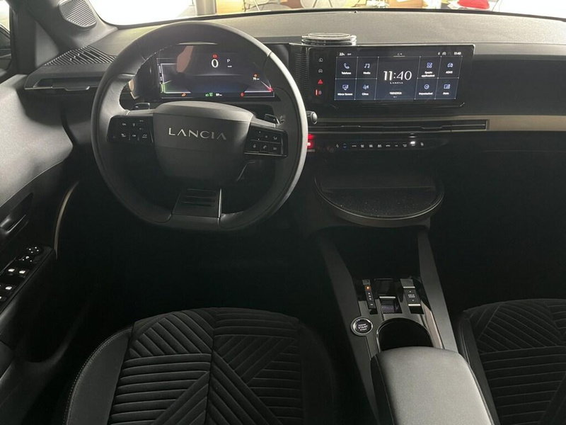 Lancia Ypsilon nuova a Sondrio (12)