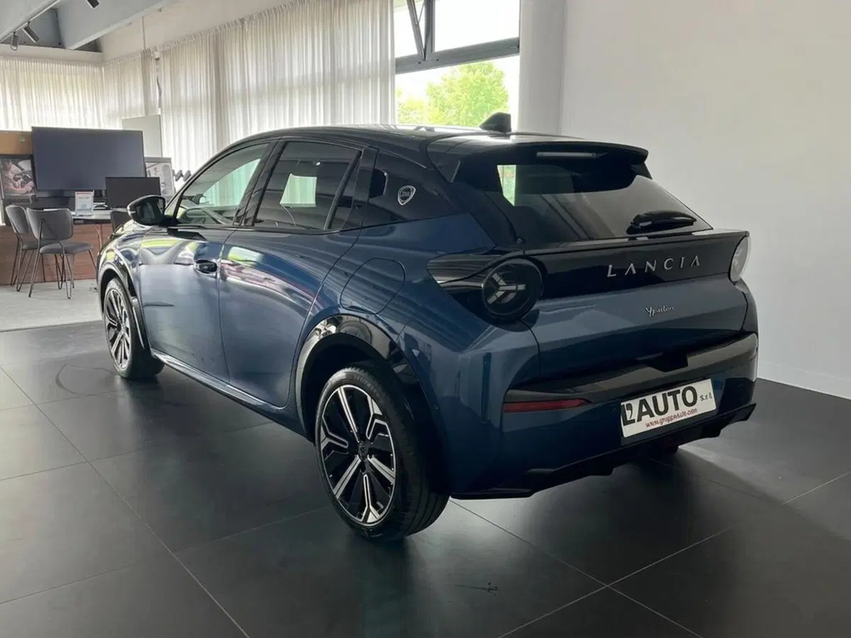 Lancia Ypsilon nuova a Sondrio (2)