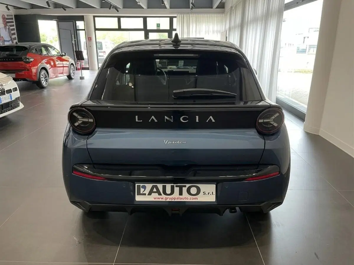 Lancia Ypsilon nuova a Sondrio (3)