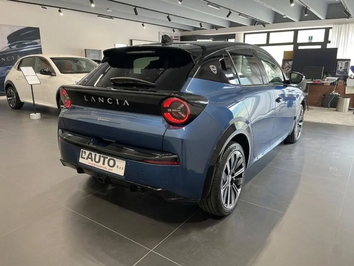 Lancia Ypsilon nuova a Sondrio (4)
