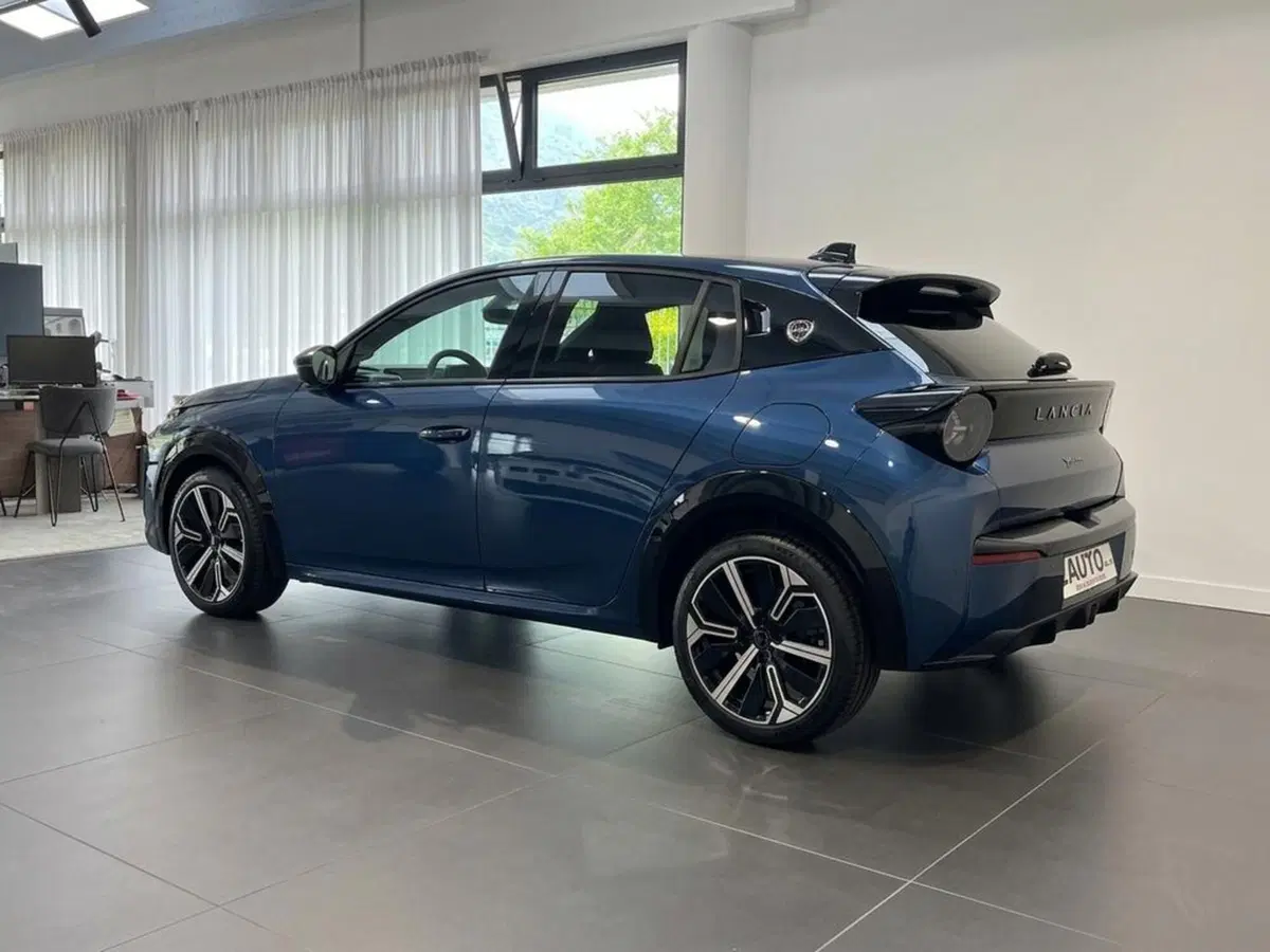 Lancia Ypsilon nuova a Sondrio (5)
