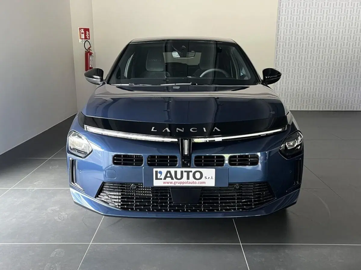 Lancia Ypsilon nuova a Sondrio (7)