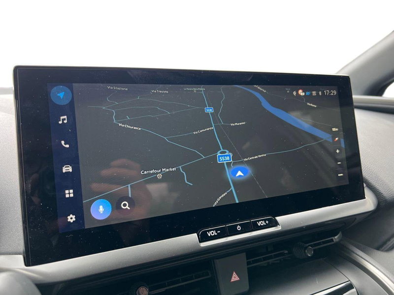 Toyota Toyota C-HR nuova a Lecco (13)