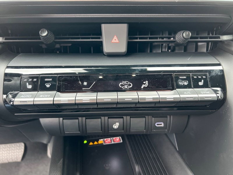 Toyota Toyota C-HR nuova a Lecco (14)